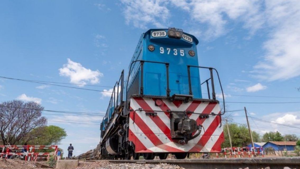 Milagro en Palpal�: choc� contra un tren de carga y result� ileso