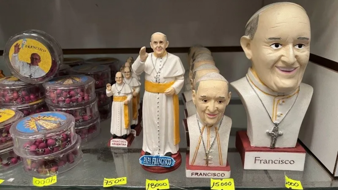 Se disparan las ventas de productos del Papa Francisco "muy baratos"