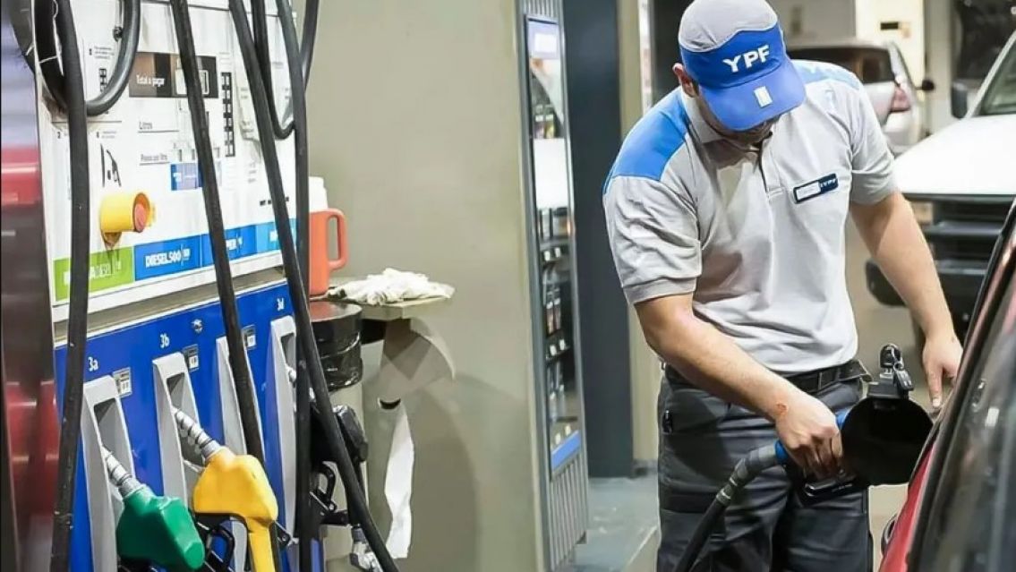 Esta vez es en serio: YPF baja los precios de la nafta y el gasoil 
