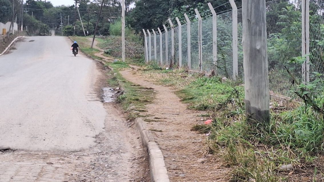 Vecinos exigen una vereda tras el cierre del camino a Av. Libertad