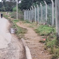 Vecinos exigen una vereda tras el cierre del camino a Av. Libertad