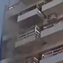 [URGENTE] Terrible incendio en un edificio: evacuaron a los vecinos