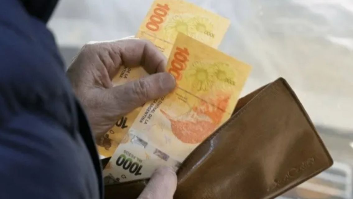 Los salarios subieron 3,8% en febrero y le ganaron a la inflación