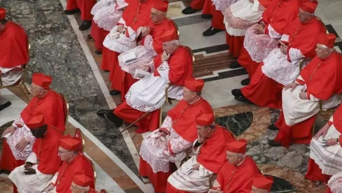 Un cardenal vació el minibar del Vaticano creyendo que era gratis: la reacción