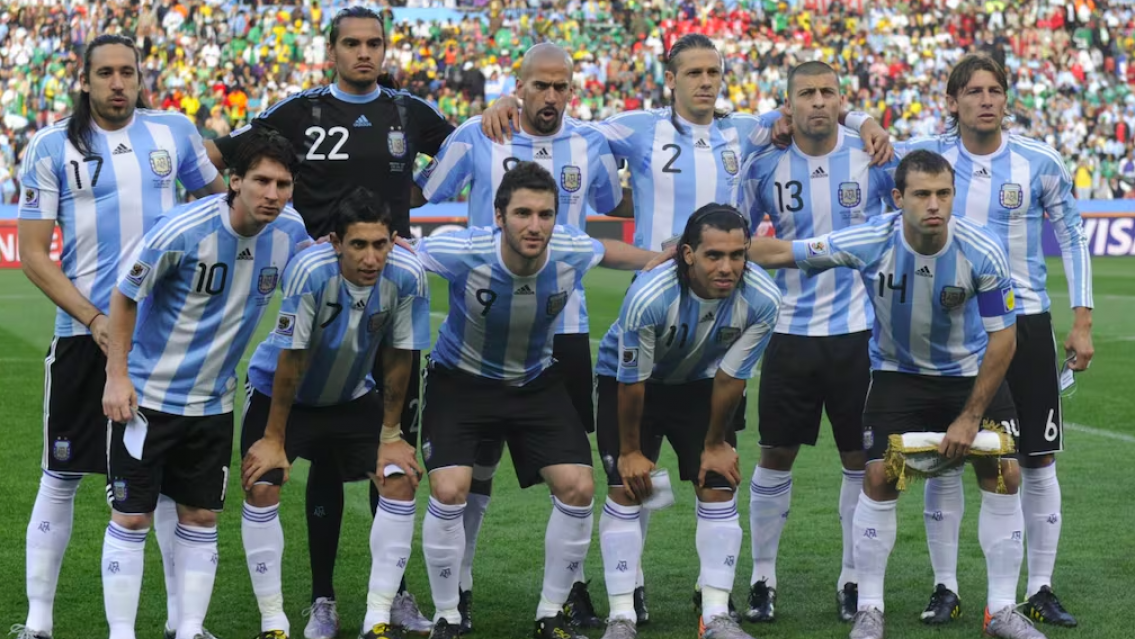 Jug� en la selecci�n junto a Messi y ahora toca la guitarra en la calle [VIDEO]