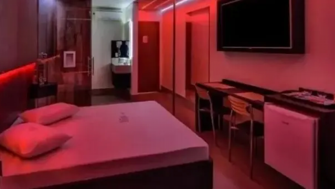 Mujer se olvidó 100 mil pesos en el telo, los fue a buscar desesperada y...