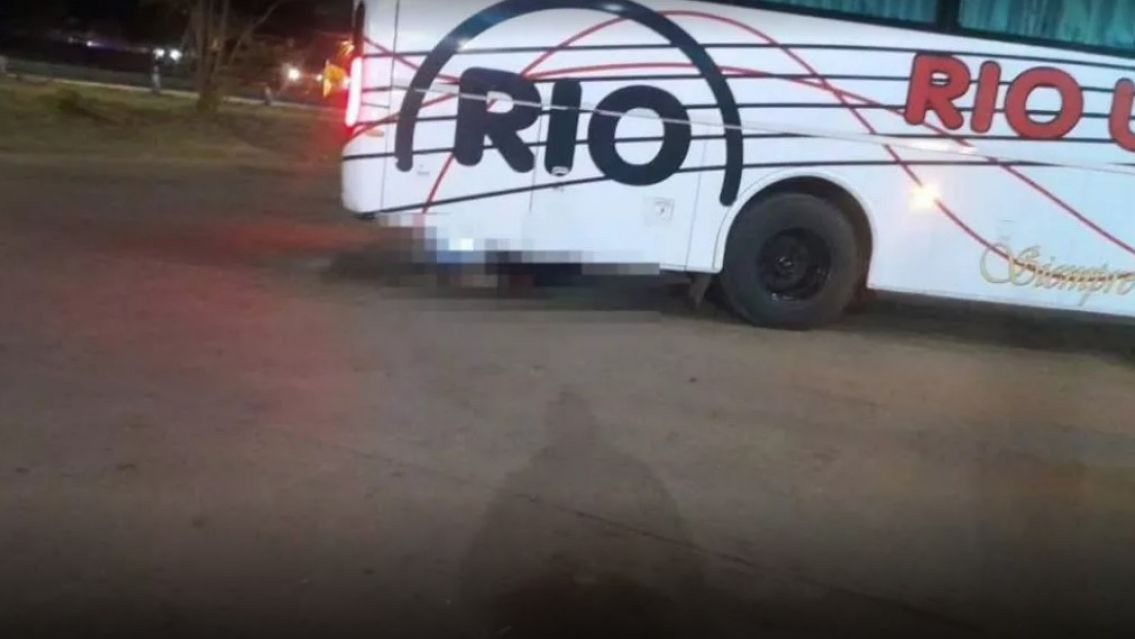 Aberrante: colectivo llegó a la terminal arrastrando un cadáver en su parte inferior