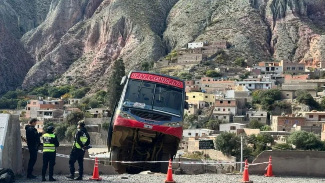 Colectivo que viajaba a San Salvador quedó colgando al borde de la ruta