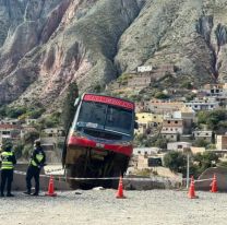 Colectivo que viajaba a San Salvador qued&oacute; colgando al borde de la ruta
