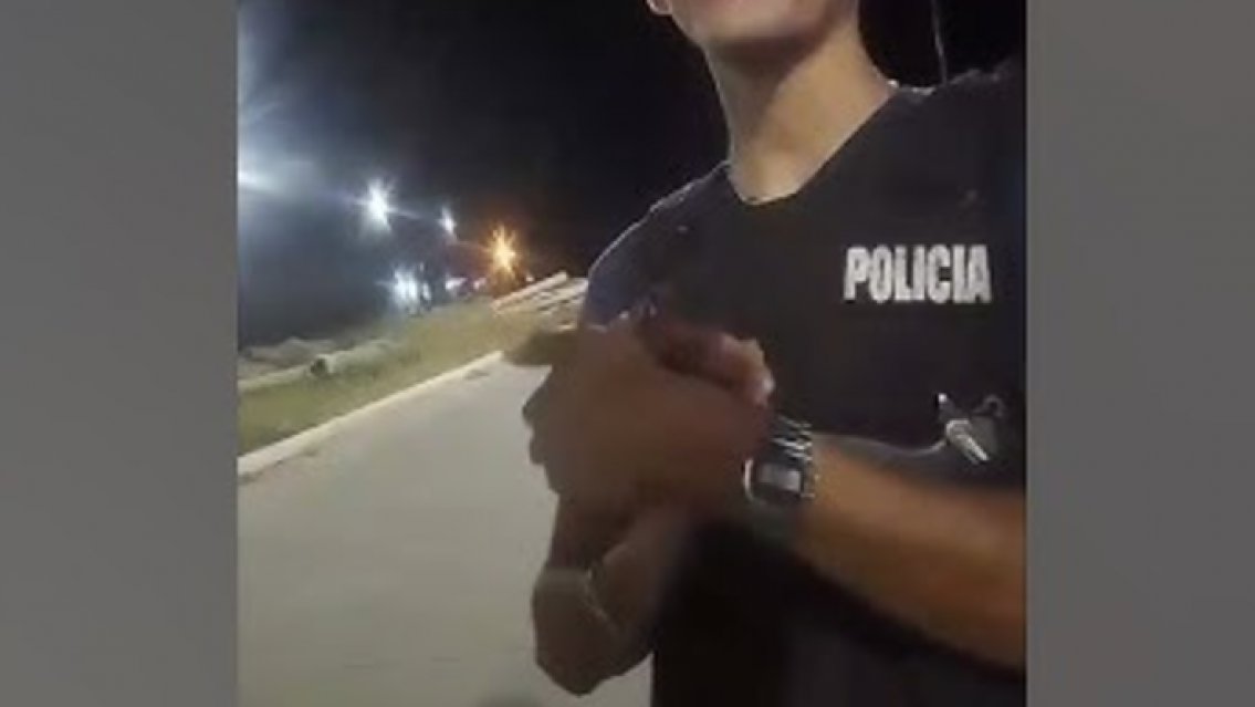Polic�a juje�o dec�a que estaba enfermo pero se quedaba en casa a macharse y pegarle a la esposa