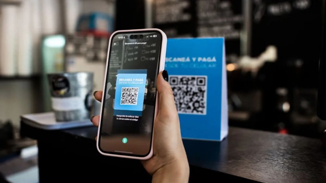 Chau pesos: el Gobierno habilita compras en dólares con QR y débito