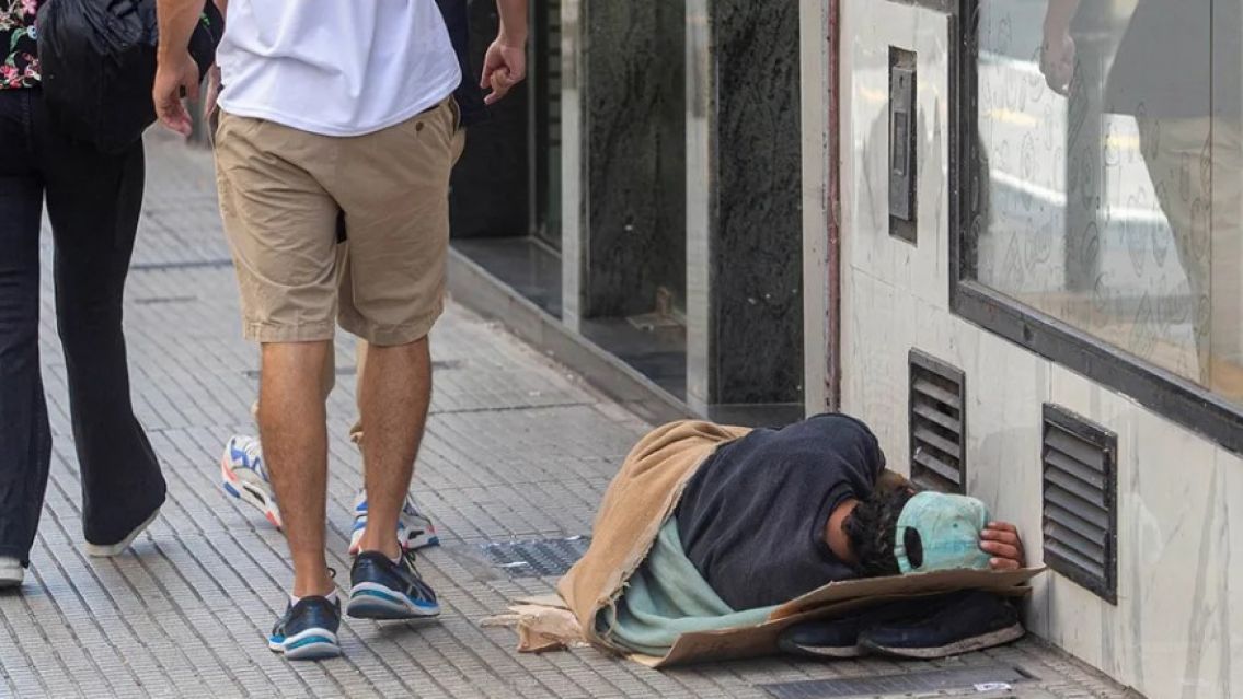 Juje�o quiso ayudar a un indigente y lo invit� a comer: termin� asaltado y llorando 