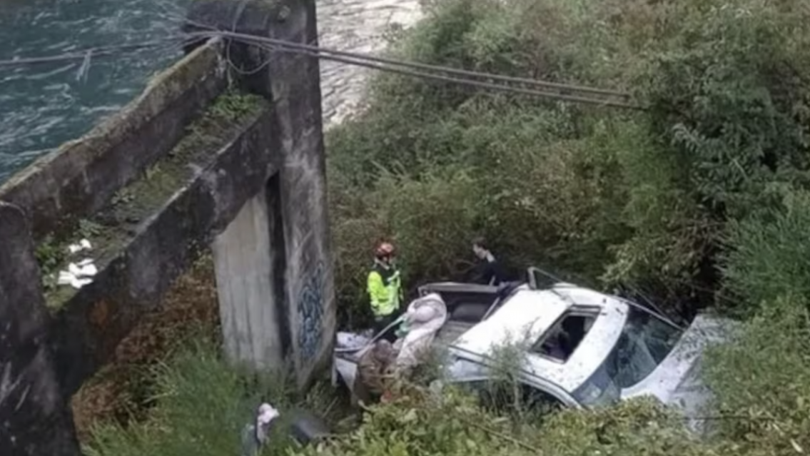 Volc� la camioneta de una familia y falleci� una nenita de 12 a�os