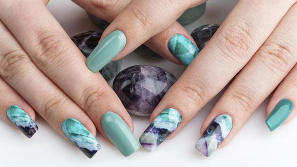 Le pidió una foto de las uñas para subir a Instagram y la imagen se volvió viral por un inesperado detalle