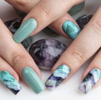 Le pidió una foto de las uñas para subir a Instagram y la imagen se volvió viral por un inesperado detalle