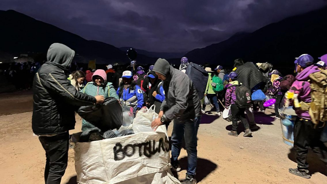 Reconocen a bandas de sikuris por su compromiso ambiental en la peregrinaci�n a Punta Corral