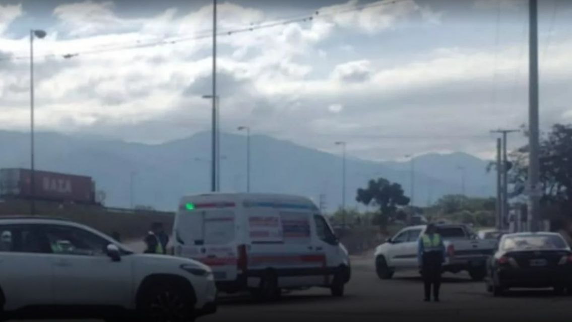 Brutal siniestro vial entre una camioneta y una moto
