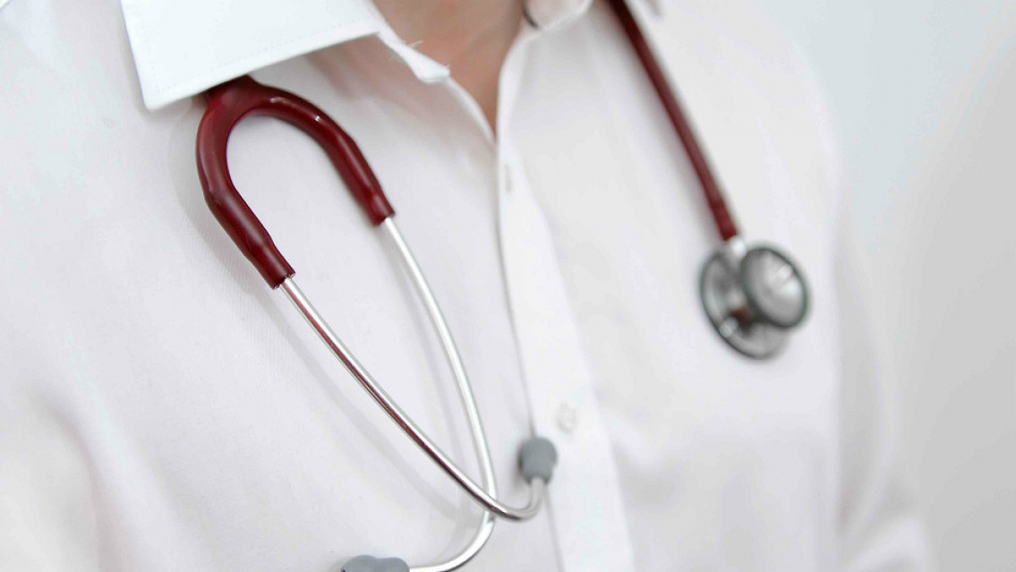 "Cómo tener un mes de vacaciones", enfermero vendía certificados truchos