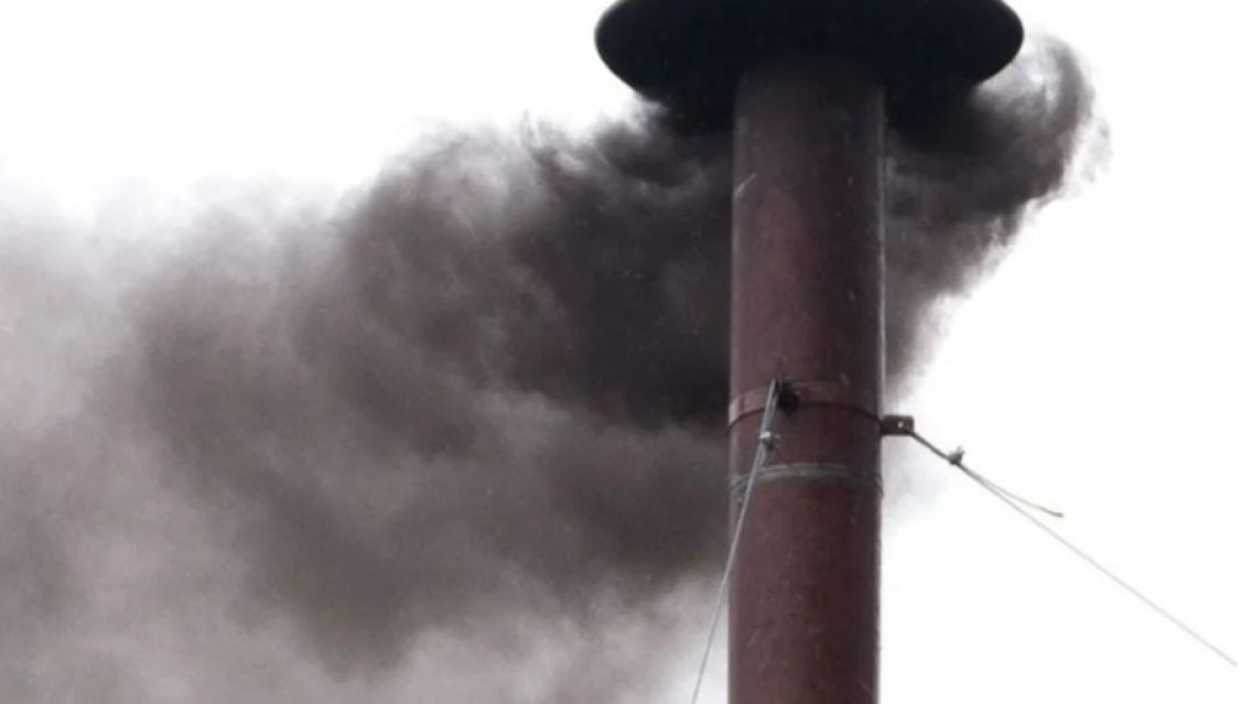 El cónclave arranca con una primera fumata negra