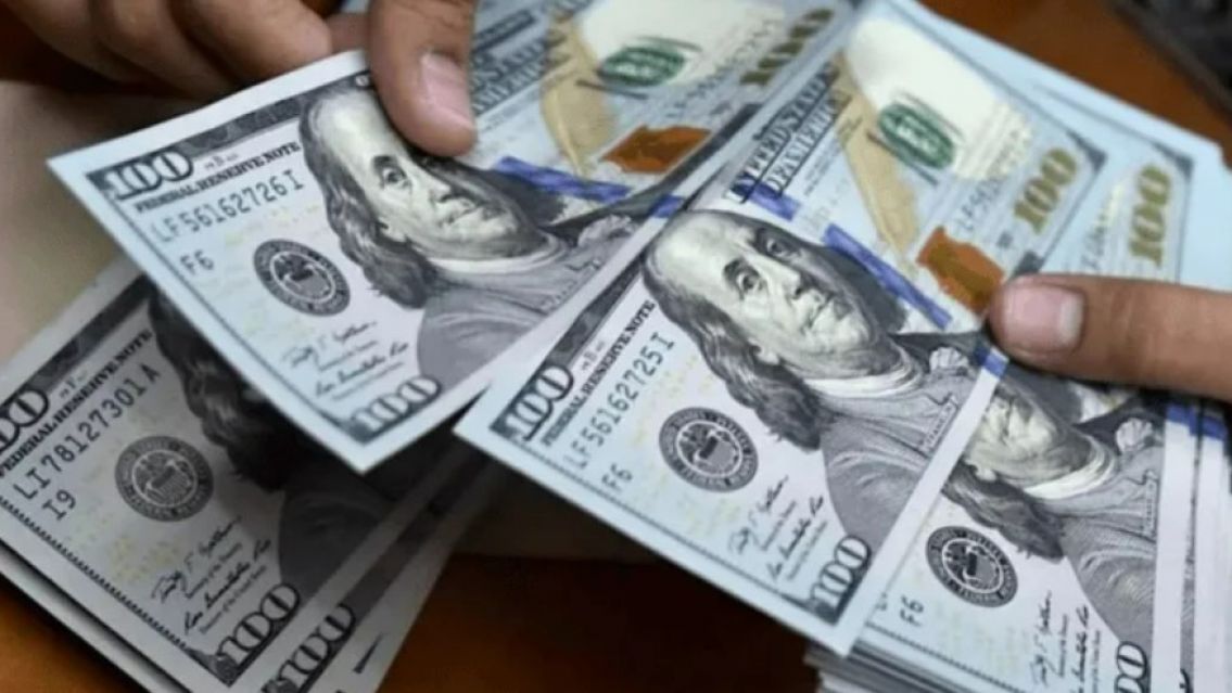 D�lar hoy: el oficial baj� $75 y el blue $20