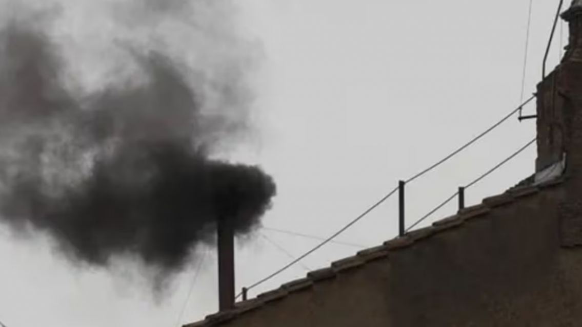 Humo negro de nuevo: hay una grieta entre los cardenales