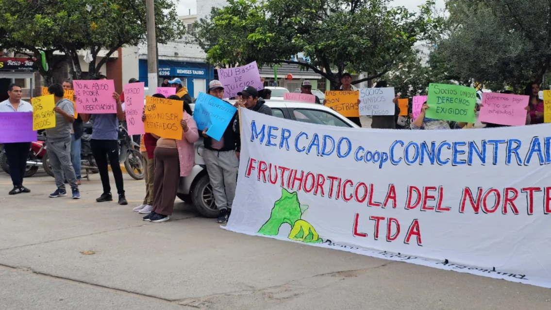 Feriantes de Perico volvieron a protestar frente al municipio: "Estamos cansados de tanto manoseo"