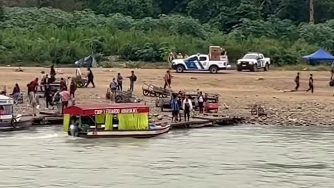 Pol�mica foto en la frontera: �Veh�culos de Prefectura trasladan electrodom�sticos?