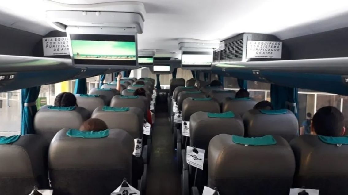 Casi 400 estudiantes juje�os regresan desde C�rdoba para votar este domingo