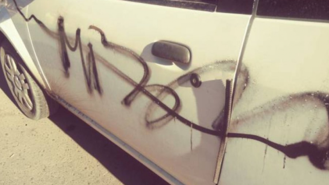 "Estar con un casado, es de p---": le escracharon el auto "por adúltera"