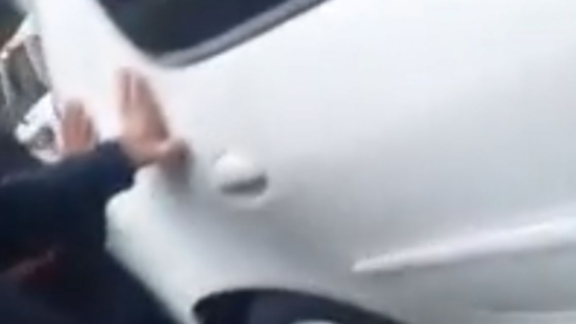 Una mujer se abatató y quedó atrapada bajo el auto: está internada