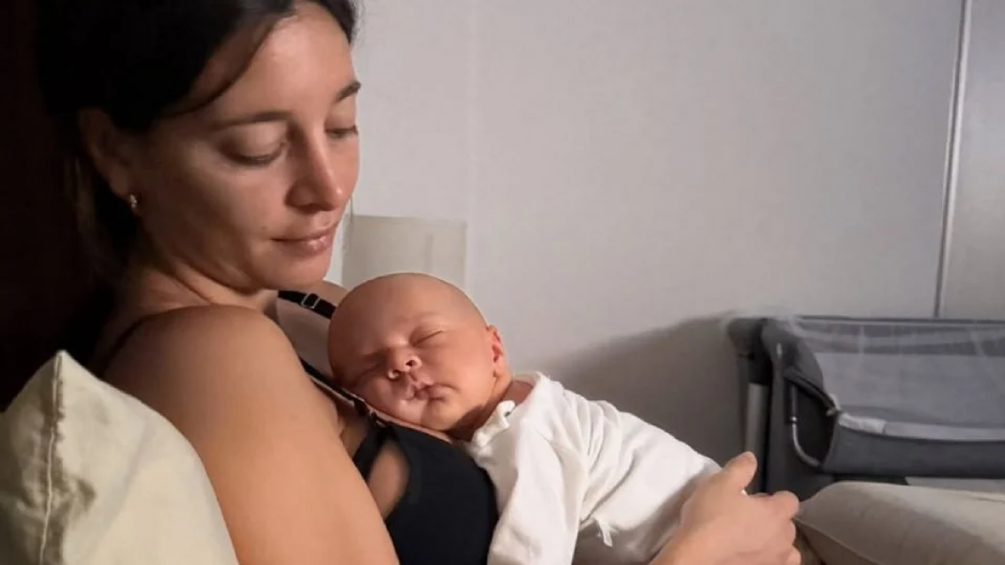 �No ser� mucho? La rutina de ejercicios de Sol P�rez con su hijo a cuestas