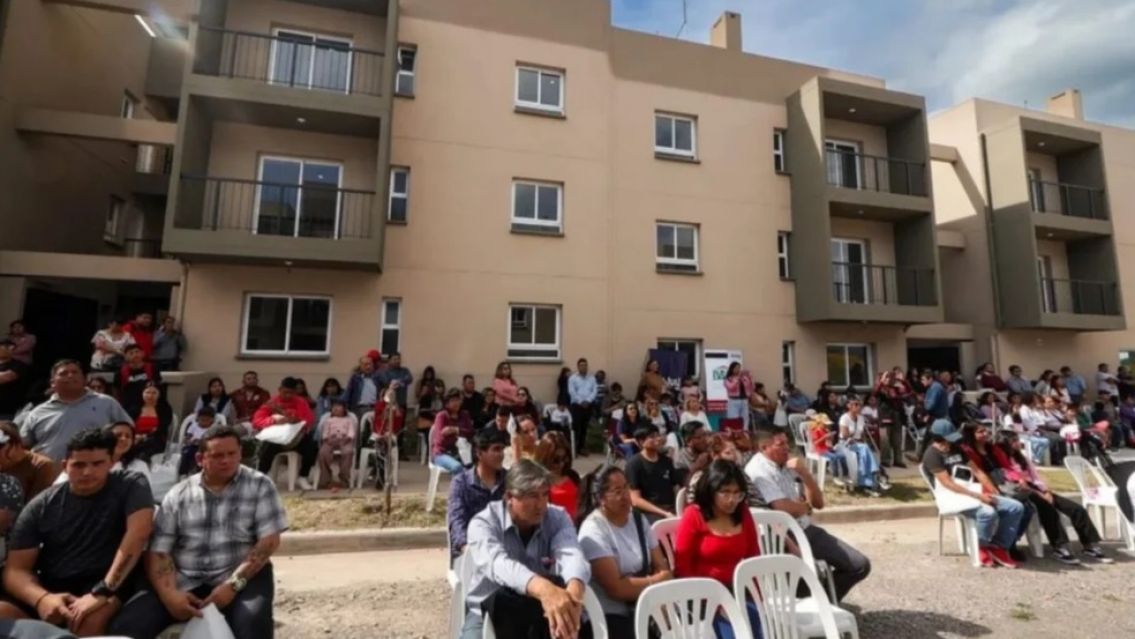Entregaron m�s de 100 departamentos en Alto Comedero: Se construir�n 200 m�s