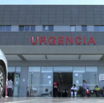 [URGENTE] Auto llegó al hospital con un cuerpo sin vida: se trataría de una mujer