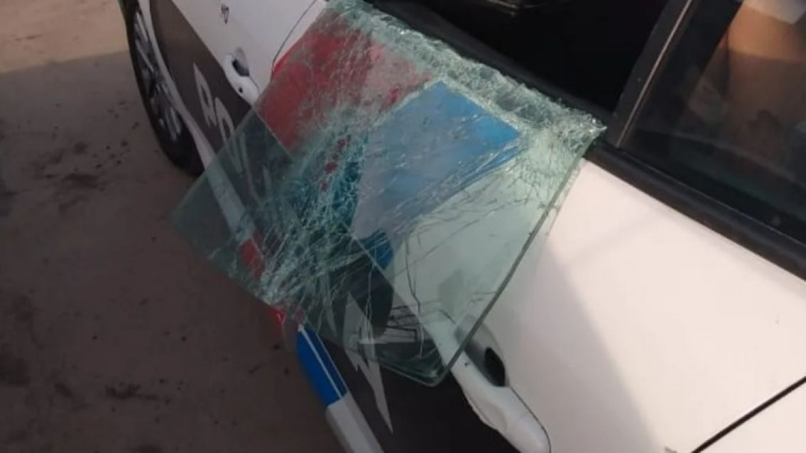 Chorro rompió el vidrio del patrullero para escaparse y terminó en velorio