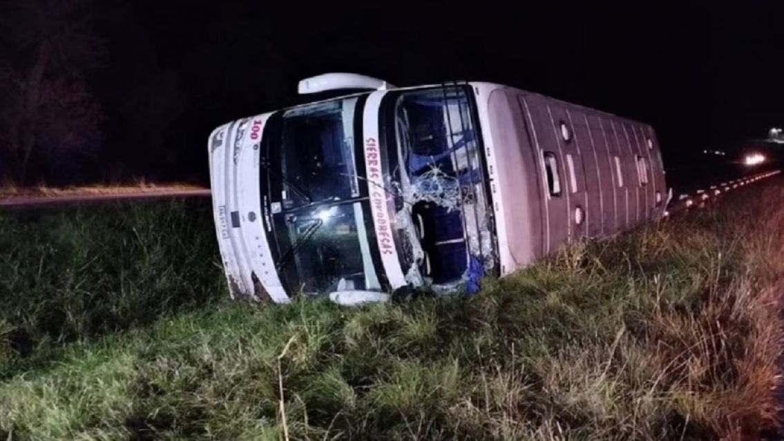Conmoción: un micro hizo una mala maniobra, volcó en plena ruta 8 y hay decenas de heridos