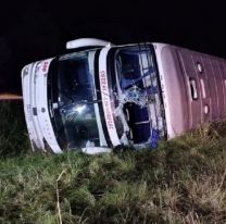 Conmoción: un micro hizo una mala maniobra, volcó en plena ruta 8 y hay decenas de heridos