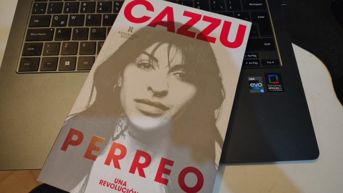 Cazzu present� su primer libro y descontrol� la Feria del Libro en Buenos Aires