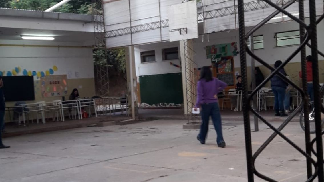 Últimos preparativos en la Escuela Naciones Unidas antes del inicio de la votación