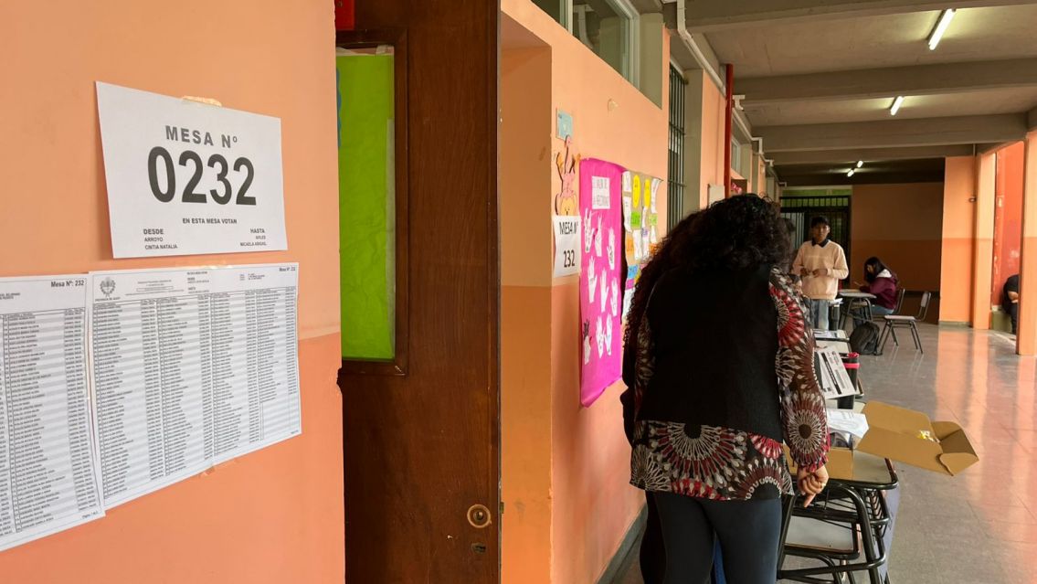 Retrasos en la Escuela San Francisco de Álava: no hay presidente de mesa y los votantes esperan