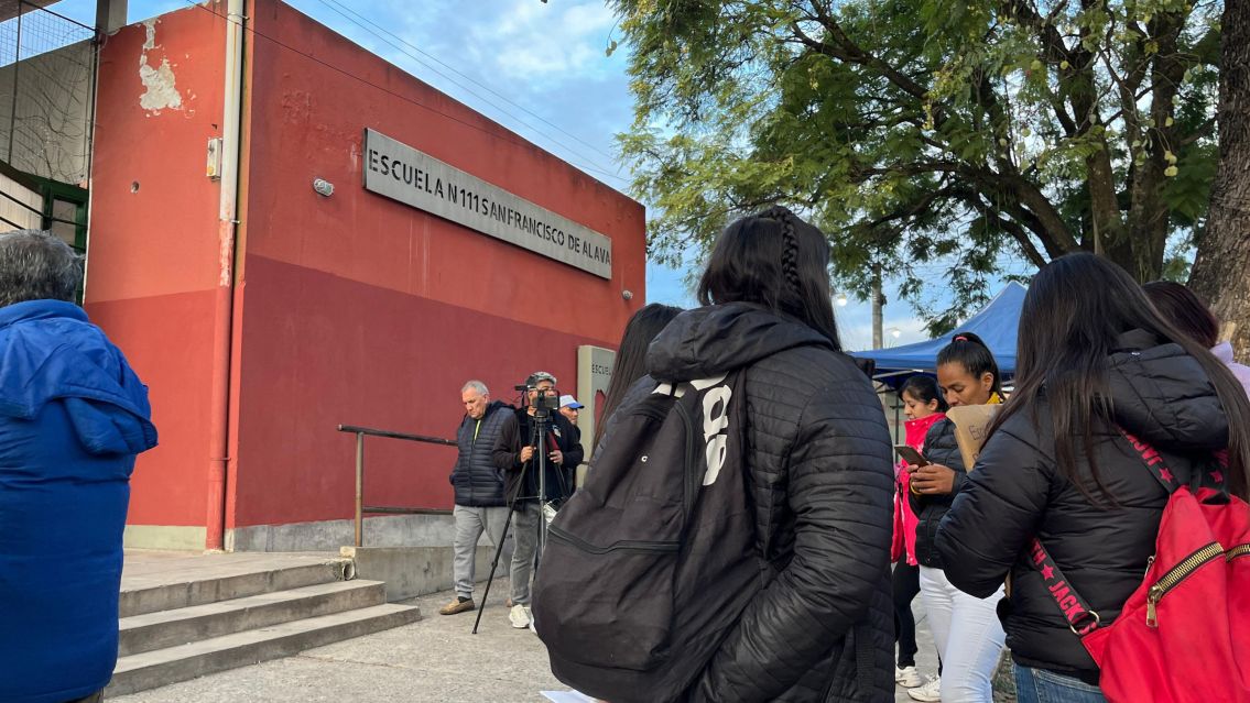  Largas filas y mesas sin habilitar: demoras en escuelas juje�as por falta de autoridades