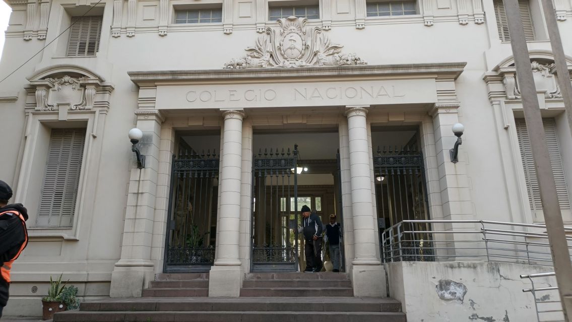 Con demoras iniciales, se habilitaron las mesas en el Colegio Nacional N°1