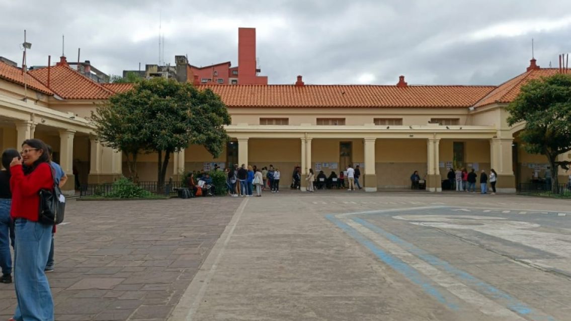 Comenzó a llegar gente a votar y algunas mesas ya tienen largas filas