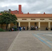 Comenzó a llegar gente a votar y algunas mesas ya tienen largas filas