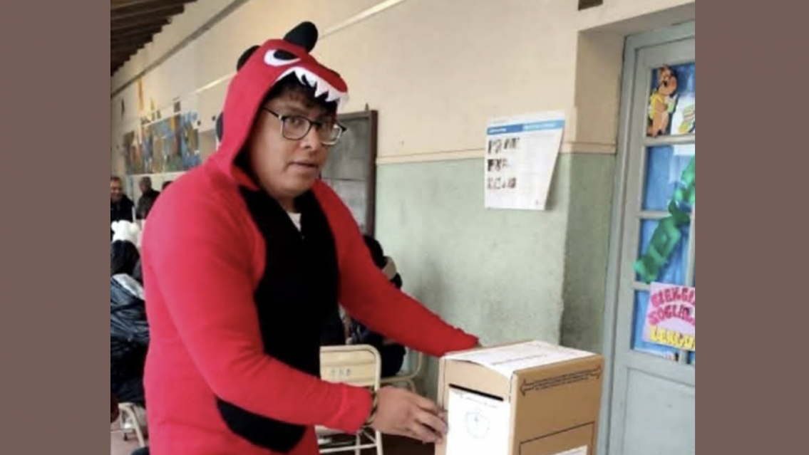 Disfrazado: así fue a votar este quiaqueño, según él "por el frío"