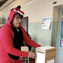 Disfrazado: as&iacute; fue a votar este quiaque&ntilde;o, seg&uacute;n &eacute;l "por el fr&iacute;o"