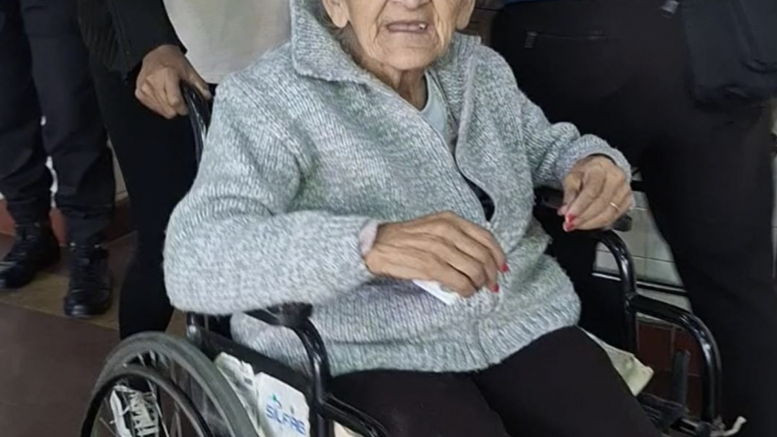 En silla de ruedas y con fr�o, as� vot� esta abuelita juje�a de 90 a�os