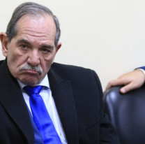 José Alperovich, condenado por abuso sexual, fue visto en la cama con su "novia"