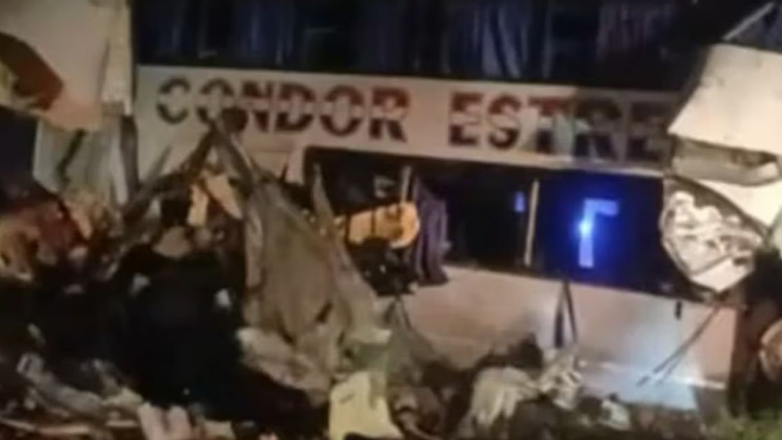 Brutal accidente en la ruta: un micro chocó de frente contra un camión y murieron cuatro personas