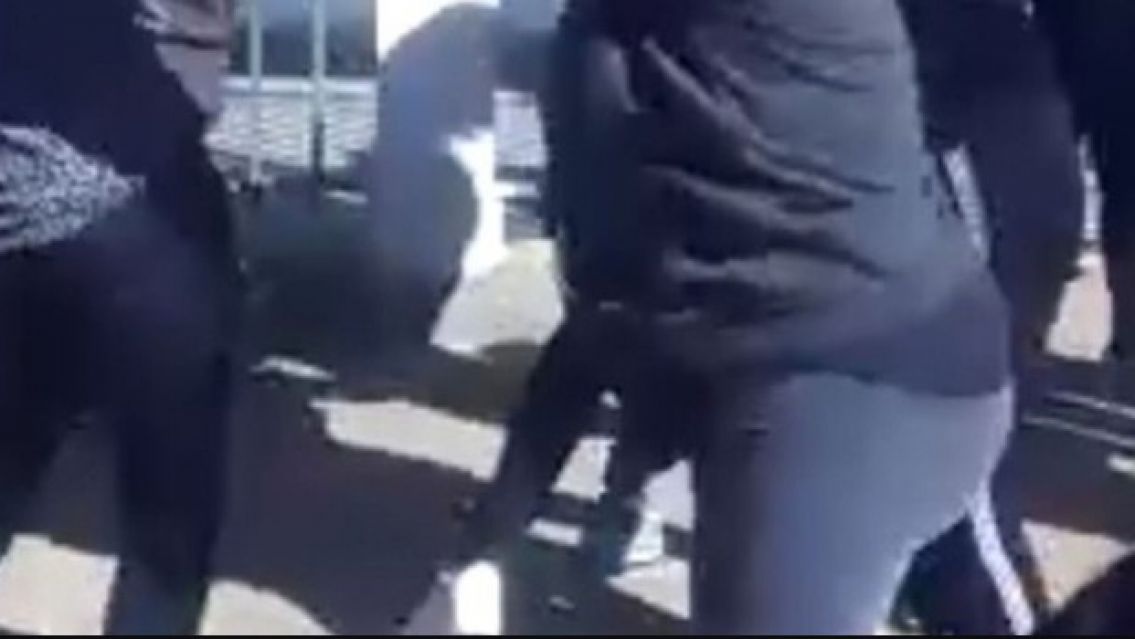 "Que te metés pata sucia": dos mamás jujeñas se agarraron en la puerta de la escuela