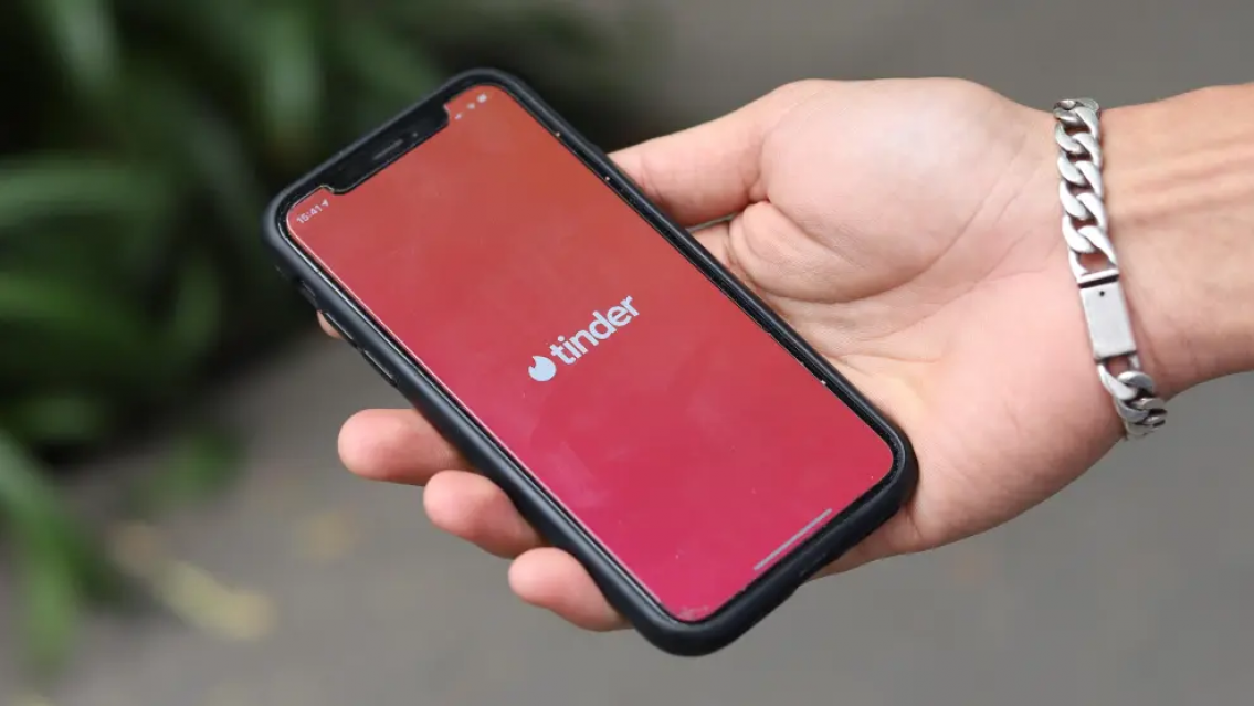 Conoció a un chico en Tinder, tuvieron una cita y resultó ser un "viudo negro"